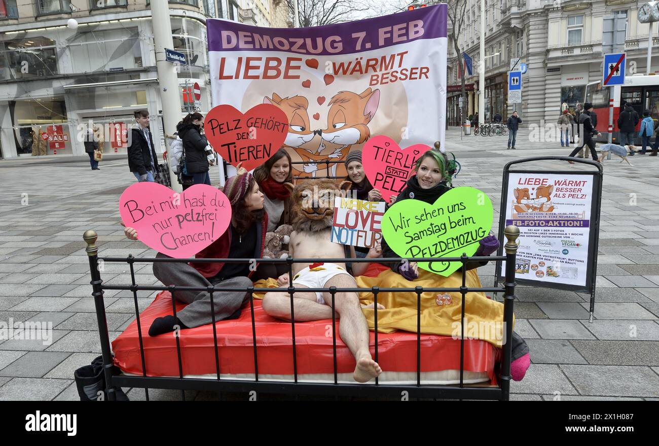 Attivisti dell'associazione austriaca contro le fabbriche di animali durante la loro campagna "Love-in and Bed-in - Love Warms Better Than fur!" A Vienna, Austria, il 4 febbraio 2015. FOTO: APA/HERBERT NEUBAUER - 20150204 PD1273 - Rechteinfo: Rights Managed (RM) Foto Stock