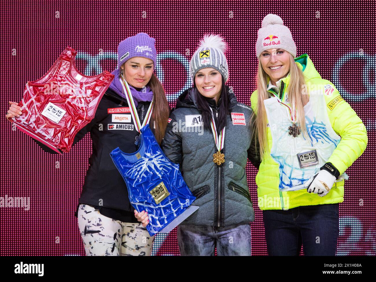 (L- R) Tina Maze della Slovenia (argento), Anna Fenninger dell'Austria (oro) e Lindsey Vonn degli Stati Uniti (bronzo) festeggiano durante la cerimonia della medaglia serale nel Ladies Super- G ai Campionati mondiali di sci alpino FIS di Vail, Colorado, USA, 3 febbraio 2015. I Campionati del mondo si svolgono dal 2 al 15 febbraio. - 20150204_PD0008 - Rechteinfo: Diritti gestiti (RM) Foto Stock