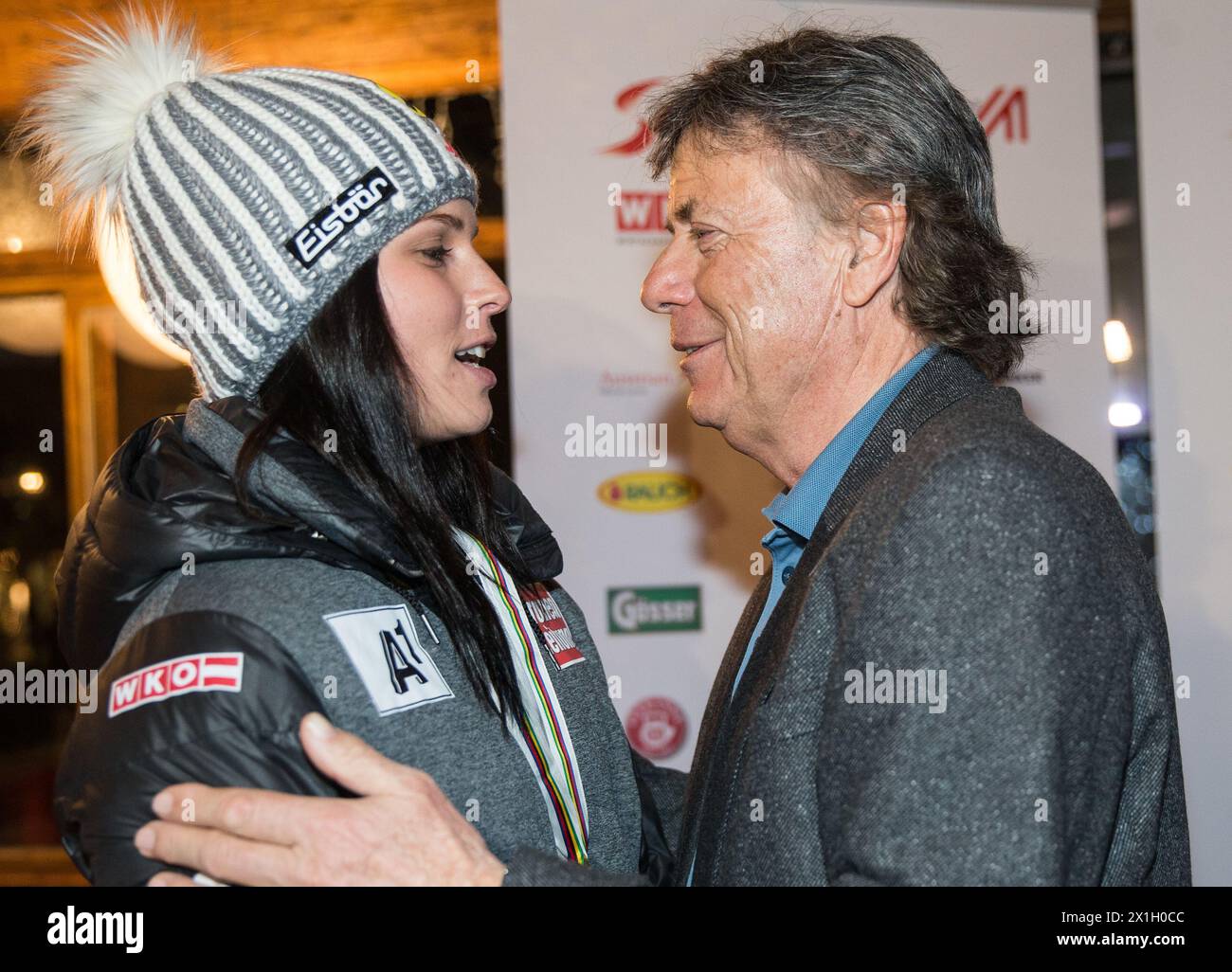 Anna Fenninger (AUT, argento) festeggia con il presidente OeSV Peter Schroecksnadel dopo la cerimonia della medaglia per le donne Downhill ai Campionati mondiali di sci alpino FIS a Vail, Colorado, USA, 6 febbraio 2015. FOTO: APA/HANS KLAUS TECHT - 20150207 PD0285 - Rechteinfo: Rights Managed (RM) Foto Stock