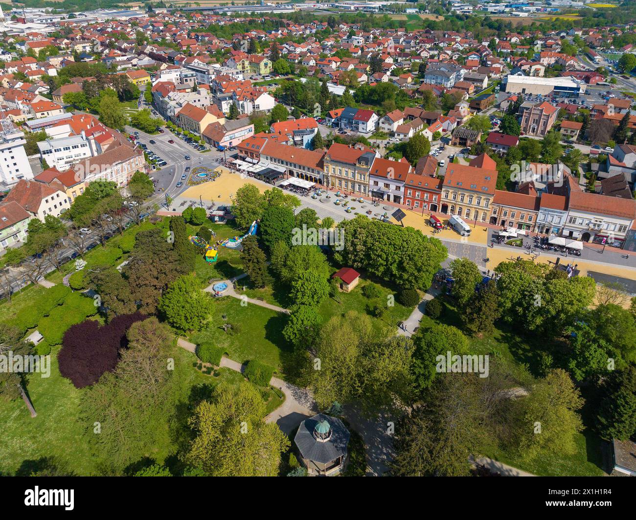 Vista aerea della città di Koprivnica con piazza centrale e parco, Croazia Foto Stock
