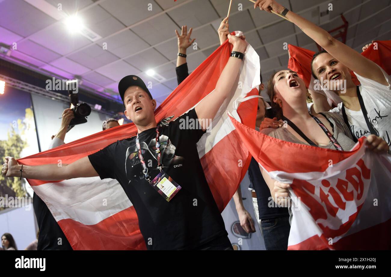 I fan guardano la Grand Final del 60° Eurovision Song Contest (ESC) alla Wiener Stadthalle di Vienna, Austria, 23 maggio 2015. Ci sono 27 finalisti di altrettanti paesi che partecipano alla Grand final. - 20150523 PD6064 - Rechteinfo: Rights Managed (RM) Foto Stock