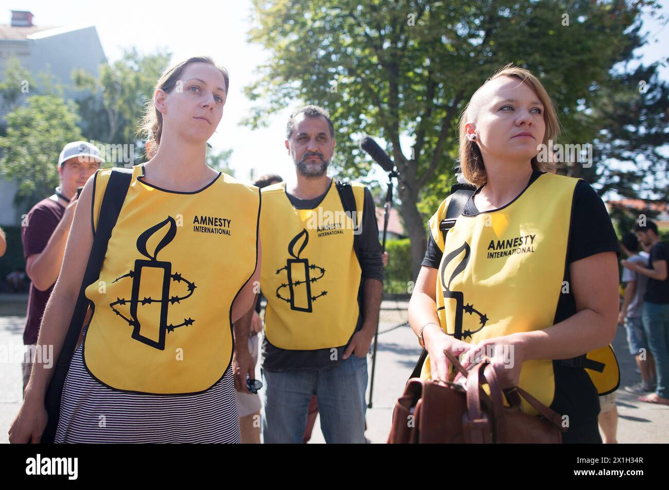 I membri di Amnesty International arrivano per la loro "missione di ricerca" presso il centro di accoglienza dei rifugiati di Traiskirchen, Austria, il 6 agosto 2015, al fine di verificare se le norme in materia di diritti umani relative all'alloggio dei richiedenti asilo siano mantenute in Austria. - 20150806 PD0899 - Rechteinfo: Diritti gestiti (RM) Foto Stock