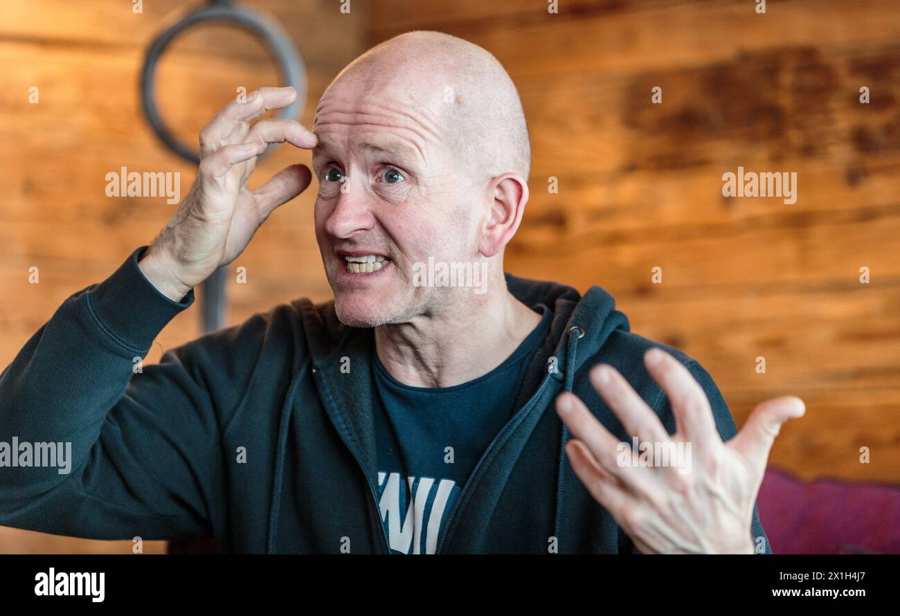 L'ex saltatore inglese Michael Edwards meglio conosciuto come Eddie the Eagle durante un'intervista a Schwarzacher, Saalbach Hinterglemm, Austria, il 10 marzo 2016. È stato il primo saltatore britannico a partecipare alle Olimpiadi invernali. IMMAGINE: Michael Edwards - 20160310 PD14013 - Rechteinfo: Rights Managed (RM) Foto Stock