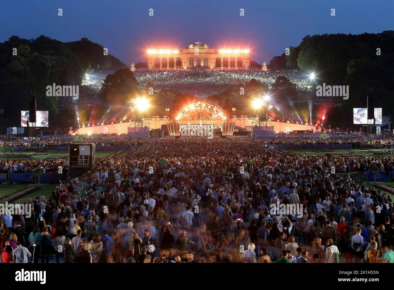 La Filarmonica di Vienna esegue l'annuale Summer Night Concert Schönbrunn, un evento all'aperto con ingresso gratuito, presso i giardini del Palazzo Schönbrunn il 26 maggio 2016. Il concerto di quest'anno sarà diretto dal direttore francese Semyon Bychkov. IMMAGINE: Panoramica - 20160526 PD7393 - Rechteinfo: Rights Managed (RM) Foto Stock