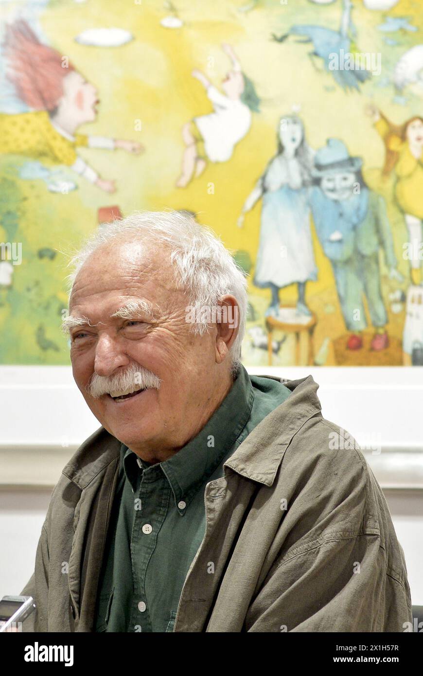 Janosch durante l'inaugurazione della mostra il 2 giugno 2016 a Vienna, Austria. Janosch (nato come Horst Eckert) è uno dei più noti autori e illustratori di libri per bambini tedeschi. IMMAGINE: Janosch - 20160602 PD4590 - Rechteinfo: Rights Managed (RM) Foto Stock