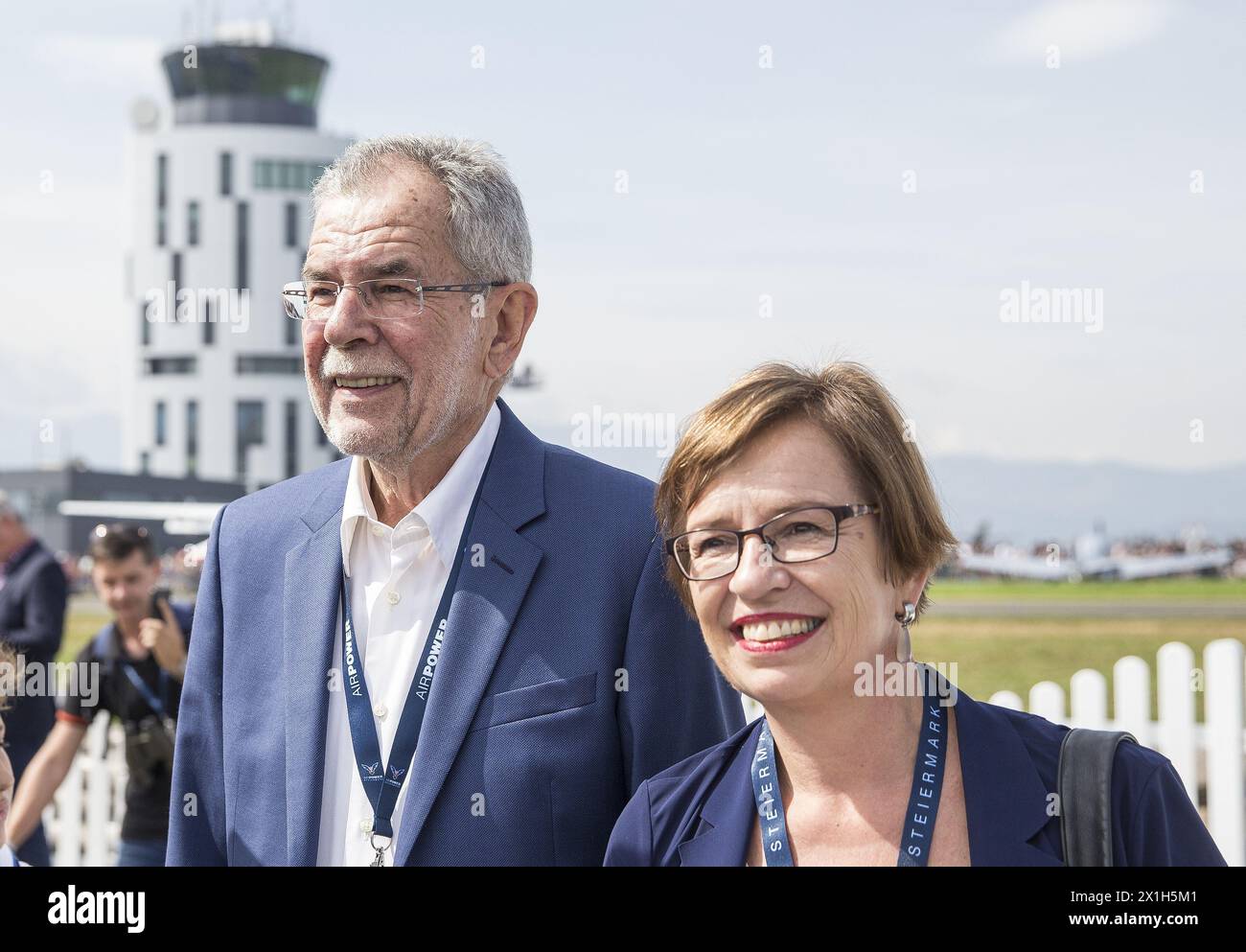 Candidati per le elezioni presidenziali austriache durante lo spettacolo aereo 'Airpower 16' il 3 settembre 2016, a Zeltweg, Austria. FOTO: Alexander Van der Bellen e sua moglie Doris Schmidauer - 20160903 PD1211 - Rechteinfo: Rights Managed (RM) Foto Stock