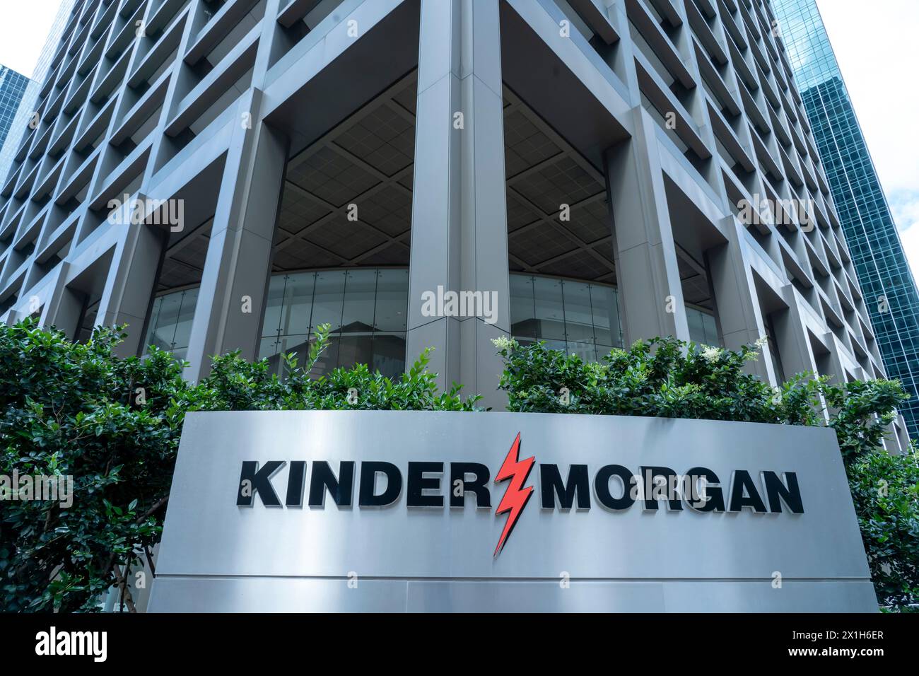 Houston, Texas, Stati Uniti - 14 aprile 2024: La segnaletica Kinder Morgan si trova fuori dalla loro sede centrale a Houston, Texas, Stati Uniti. Foto Stock