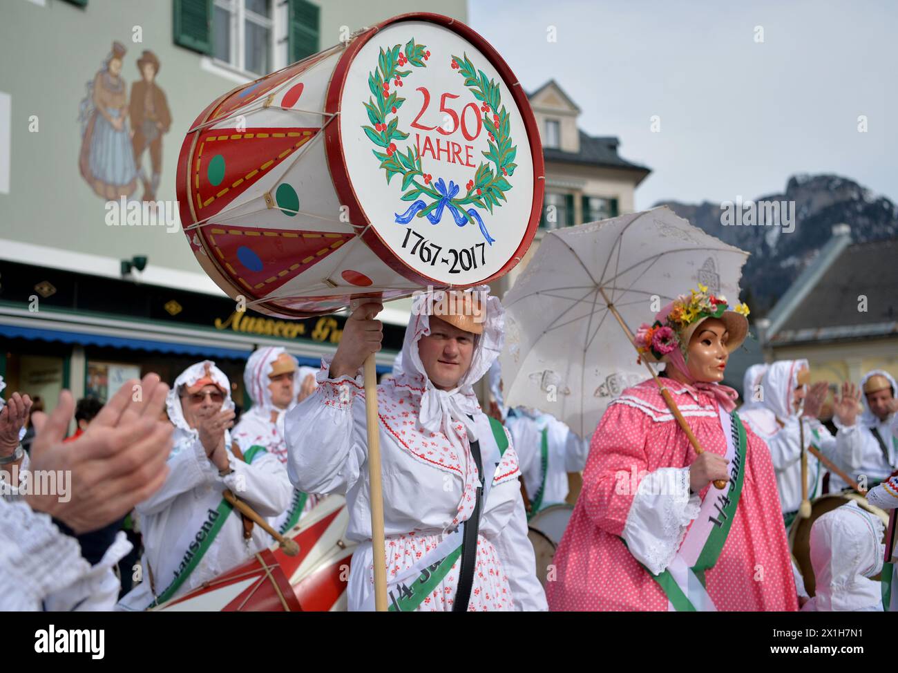 Spettacolo - parata del carnevale di Ausseer a Bad Aussee, Austria, il 27 febbraio 2017. Trommelweiber imposta il ritmo e il ritmo della sfilata battendo tamburi e coperchi di metallo, serenando così la gente del posto. Questa tradizione risale all'anno 1767, come indicato sulla bandiera del Trommelweiber. - 20170227 PD6670 - Rechteinfo: Diritti gestiti (RM) Foto Stock