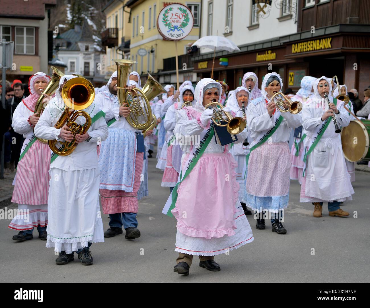 Spettacolo - parata del carnevale di Ausseer a Bad Aussee, Austria, il 27 febbraio 2017. Trommelweiber imposta il ritmo e il ritmo della sfilata battendo tamburi e coperchi di metallo, serenando così la gente del posto. Questa tradizione risale all'anno 1767, come indicato sulla bandiera del Trommelweiber. - 20170227 PD6940 - Rechteinfo: Diritti gestiti (RM) Foto Stock