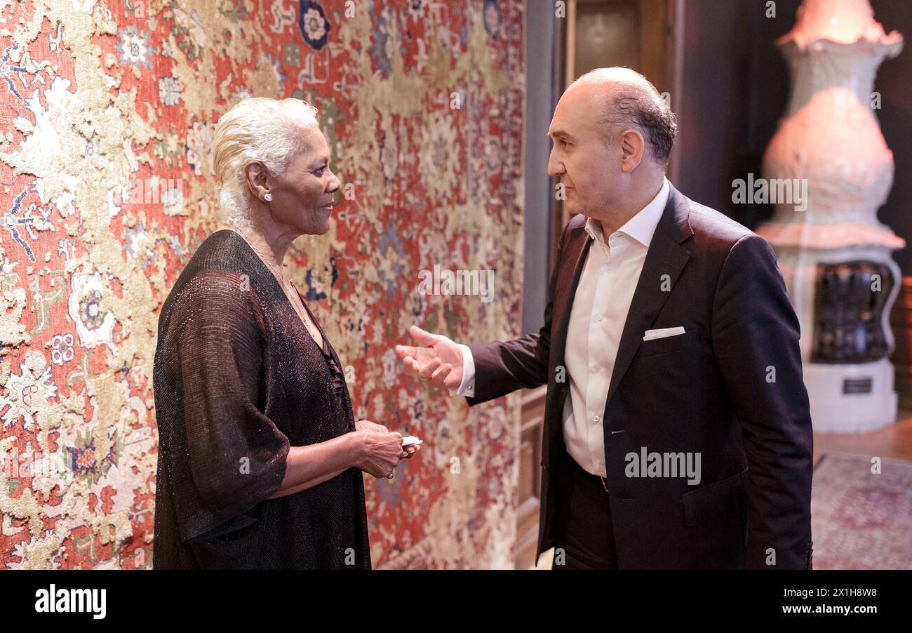 Ali Rahimi evento prima del 24th Life Ball al Rathausplatz di Vienna, il 9 giugno 2017. Life Ball è il più grande evento annuale di beneficenza contro l'AIDS in Europa e si svolge nel municipio di Vienna. IMMAGINE: Dionne Warwick e Ali Rahimi - 20170609 PD9144 - Rechteinfo: Rights Managed (RM) Foto Stock