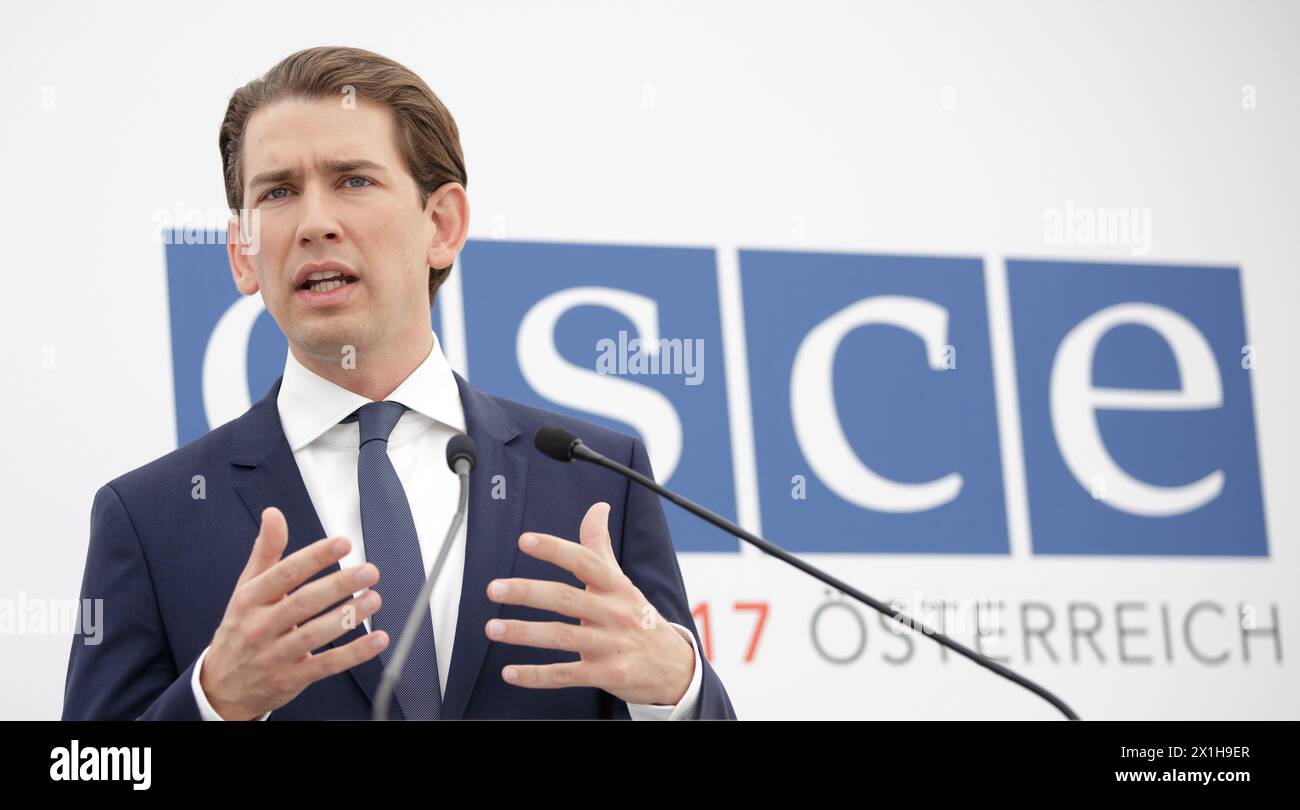 La riunione dell'OSCE "costruire la fiducia attraverso il dialogo e la cooperazione" a Mauerbach, Austria, l'11 luglio 2017. Il ministro degli Esteri russo Sergei Lavrov si unisce alla riunione informale dei ministri dell'OSCE per probabili colloqui sulla travagliata missione di osservatori dell'organizzazione in Ucraina. FOTO: Il ministro degli Esteri austriaco Sebastian Kurz partecipa a una conferenza stampa - 20170711 PD1644 - Rechteinfo: Diritti gestiti (RM) Foto Stock