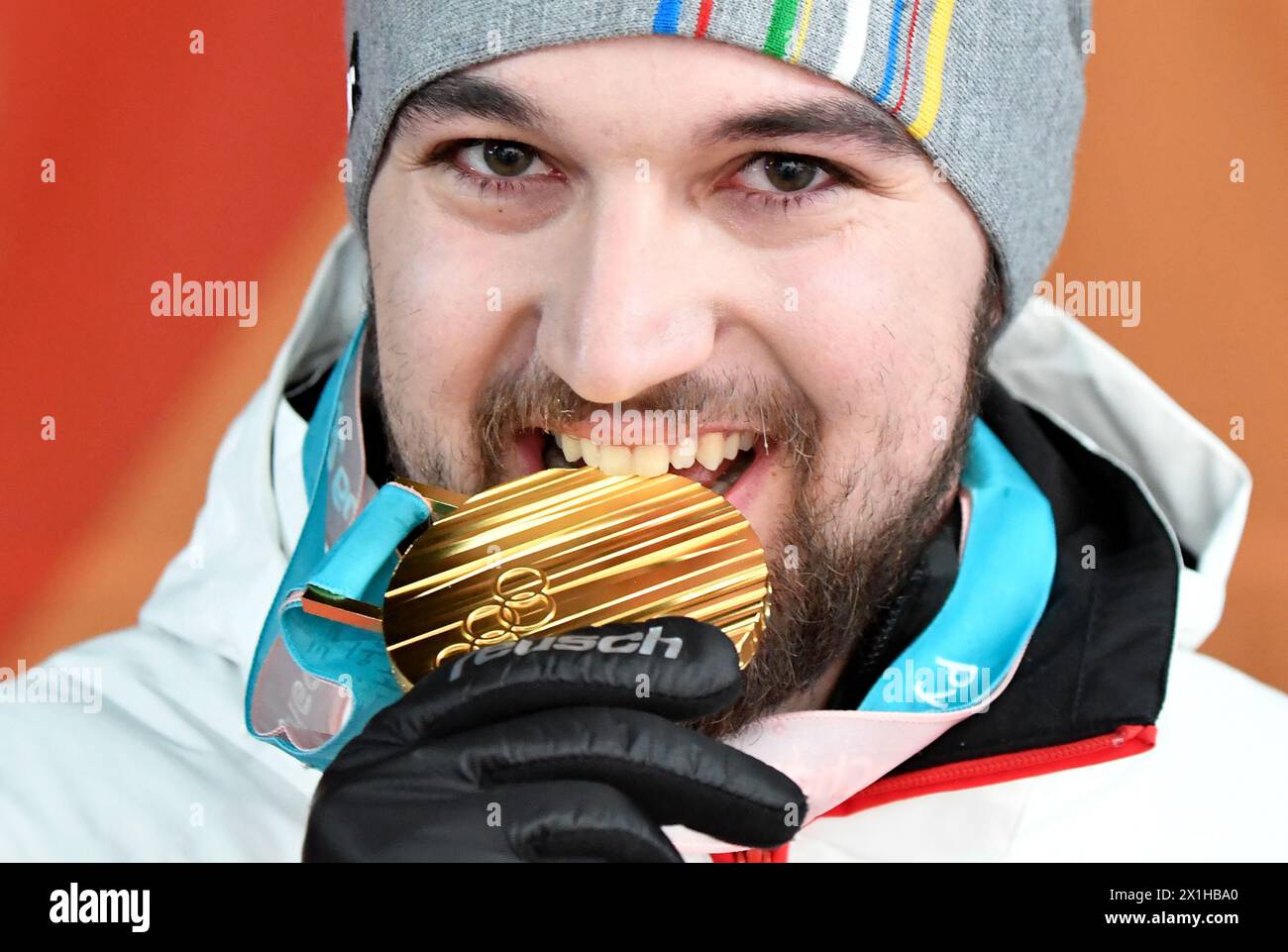 David Gleirscher, medaglia d'oro austriaca, presenta il suo metallo d'oro dopo aver vinto il singolo maschile durante i Giochi Olimpici invernali di Pyeongchang 2018, al Centro Olimpico di scivolamento il 12 febbraio 2018 a Pyeongchang. - 20180212 PD3755 - Rechteinfo: Diritti gestiti (RM) Foto Stock