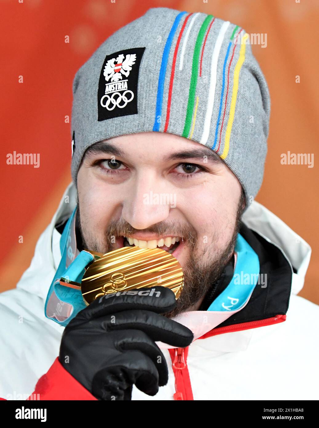 David Gleirscher, medaglia d'oro austriaca, presenta il suo metallo d'oro dopo aver vinto il singolo maschile durante i Giochi Olimpici invernali di Pyeongchang 2018, al Centro Olimpico di scivolamento il 12 febbraio 2018 a Pyeongchang. - 20180212 PD3757 - Rechteinfo: Rights Managed (RM) Foto Stock