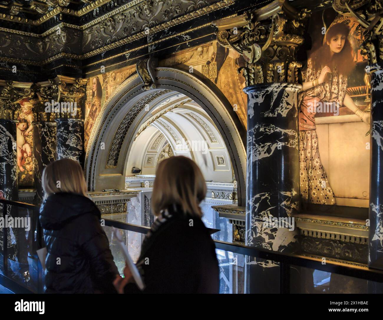 Un visitatore, in piedi su un ponte sospeso, a dodici metri dal suolo, scatta foto di dipinti del pittore austriaco Gustav Klimt che adornano gli archi della scala principale il 12 febbraio 2018 durante la mostra intitolata "Stairway to Klimt" presso il Kunsthistorisches Museum (KHM) di Vienna. La mostra, che segna il centenario della morte di Gustav Klimt (1862-1918), consente ai visitatori di accedere a 13 dipinti, commissionati dall'imperatore Francesco Giuseppe. - 20180212 PD4108 - Rechteinfo: Diritti gestiti (RM) Foto Stock