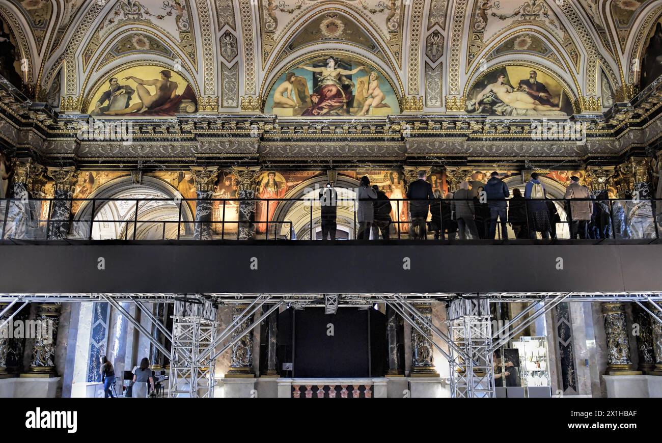 Un visitatore, in piedi su un ponte sospeso, a dodici metri dal suolo, scatta foto di dipinti del pittore austriaco Gustav Klimt che adornano gli archi della scala principale il 12 febbraio 2018 durante la mostra intitolata "Stairway to Klimt" presso il Kunsthistorisches Museum (KHM) di Vienna. La mostra, che segna il centenario della morte di Gustav Klimt (1862-1918), consente ai visitatori di accedere a 13 dipinti, commissionati dall'imperatore Francesco Giuseppe. - 20180212 PD4039 - Rechteinfo: Rights Managed (RM) Foto Stock