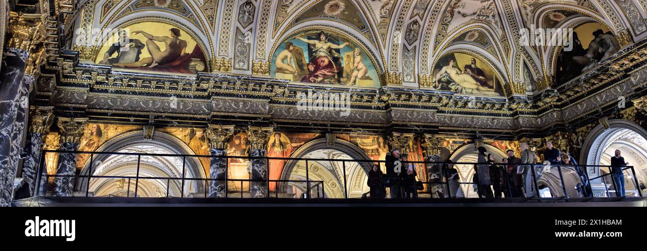Un visitatore, in piedi su un ponte sospeso, a dodici metri dal suolo, scatta foto di dipinti del pittore austriaco Gustav Klimt che adornano gli archi della scala principale il 12 febbraio 2018 durante la mostra intitolata "Stairway to Klimt" presso il Kunsthistorisches Museum (KHM) di Vienna. La mostra, che segna il centenario della morte di Gustav Klimt (1862-1918), consente ai visitatori di accedere a 13 dipinti, commissionati dall'imperatore Francesco Giuseppe. - 20180212 PD4160 - Rechteinfo: Diritti gestiti (RM) Foto Stock