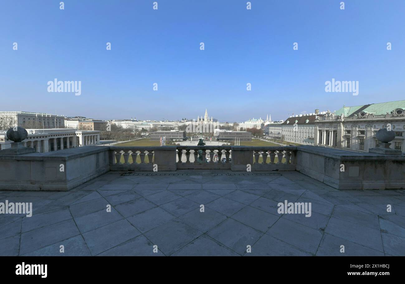 Il balcone dell'ala del palazzo Neue Burg del complesso del palazzo Hofburg si affaccia sulla piazza Heldenplatz. Su questo balcone Hitler fece l'annuncio cerimoniale dell'annessione dell'Austria alla Germania nazista il 15 marzo 1938. Nella foto del 19 febbraio 2018. - 20180219 PD12805 - Rechteinfo: Rights Managed (RM) Foto Stock