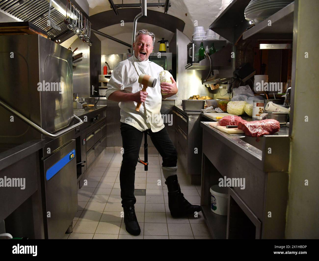 Il proprietario del ristorante austriaco Peter Lammer con il suo prototipo " Standing Ovation ", un innovativo supporto per la seduta e l'alzata per cuochi e personale di cucina. - 20180315 PD13695 - Rechteinfo: Rights Managed (RM) Foto Stock