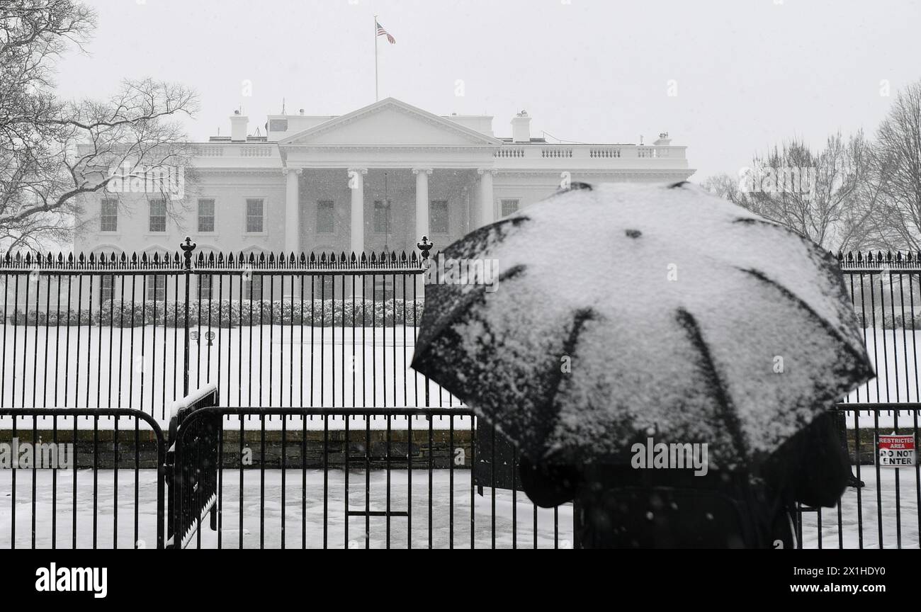 Passeggero con ombrello accanto Casa Bianca a Washington DC il 29 febbraio 2019. - 20190220 PD4556 - Rechteinfo: Diritti gestiti (RM) Foto Stock