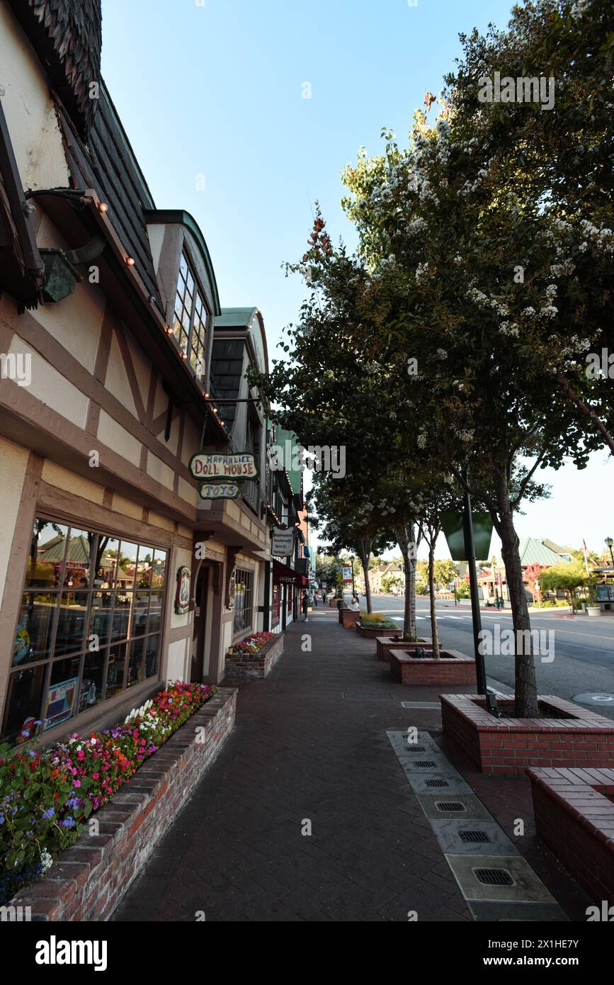 Negozi della pittoresca Alisal Road a Solvang, California Foto Stock