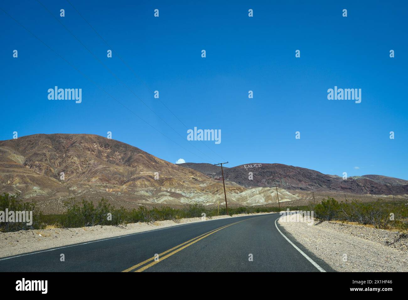 La strada per la città fantasma di Calico in un giorno d'estate - California, Stati Uniti Foto Stock