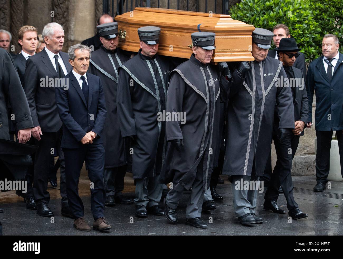 (LtoR) l'ex pilota tedesco di Formula 1 Nico Rosberg, l'ex pilota austriaco di Formula 1 Helmut Marko, l'ex pilota francese di Formula 1 Alain Prost e il pilota britannico di Formula 1 Lewis Hamilton scortano la bara del defunto campione austriaco di Formula 1 Niki Lauda, mentre si sta svolgendo allo Stephandsdom (cattedrale di Santo Stefano) a Vienna il 29 maggio 2019. - 20190529_PD3691 - Rechteinfo: Rights Managed (RM) Foto Stock