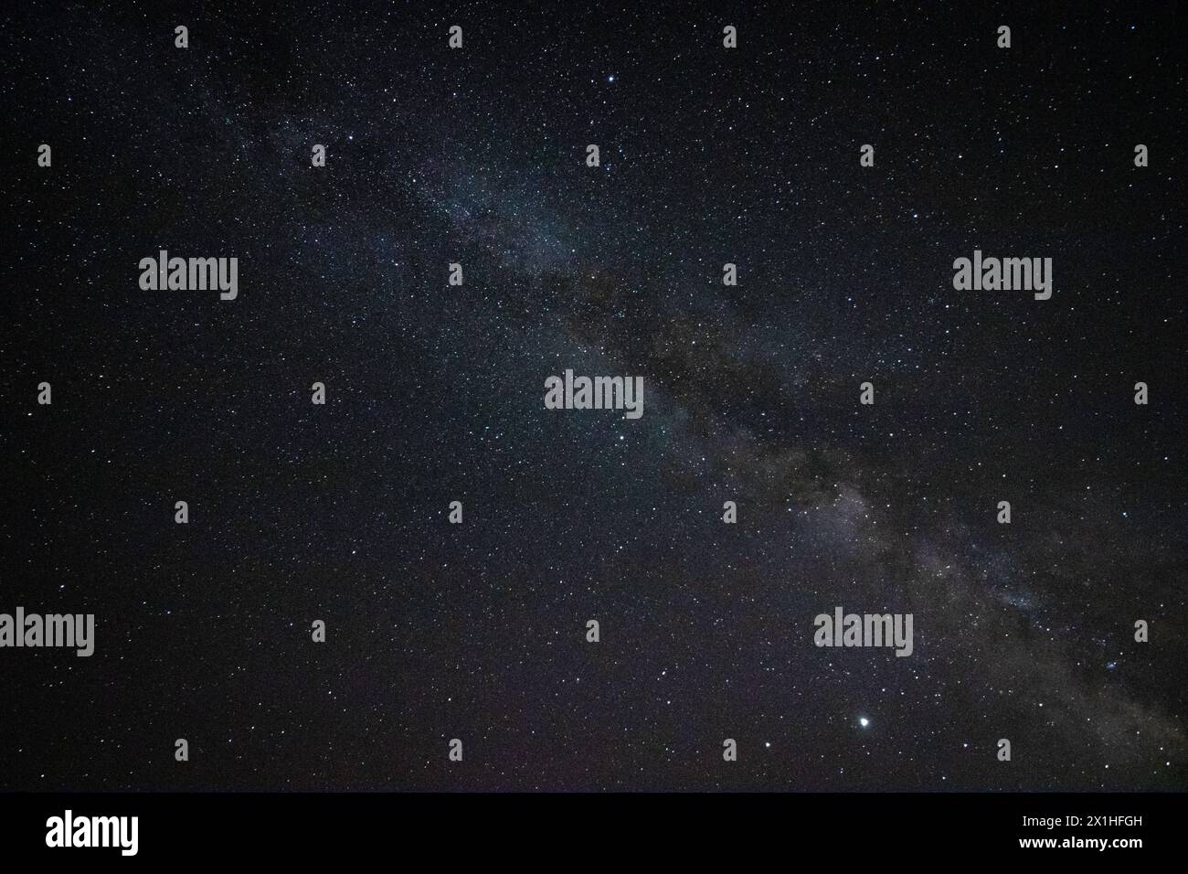 Vista della via Lattea durante la notte buia in modalità full frame. Foto del concetto di astronomia. Rumore incluso. Foto Stock