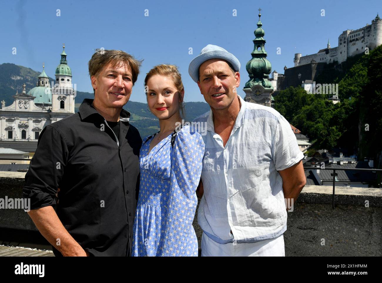 Gli attori austriaci Tobias Moretti (L) e Gregor Bloeb (R) e l'attrice russa Valery Tscheplanowa (M) hanno posato il 4 luglio 2019 a Salisburgo. Moretti, Bloeb e Tscheplanowa si esibiranno in "Jedermann" di Hofmannsthal nella piazza della cattedrale durante il Festival di Salisburgo. - 20190704 PD3923 - Rechteinfo: Diritti gestiti (RM) Foto Stock