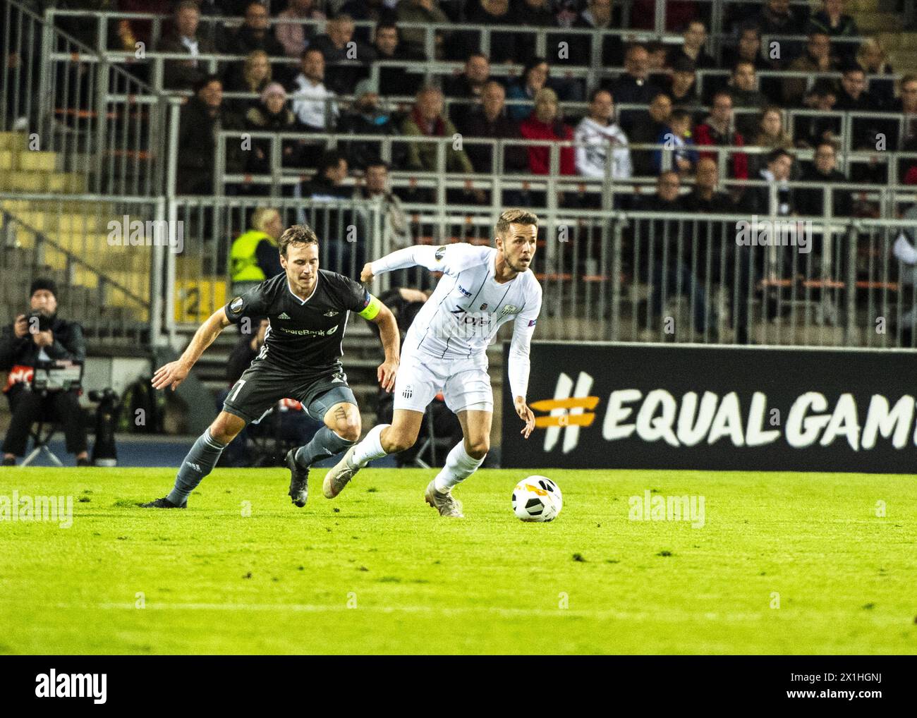 (L-R) Mike Lindemann Jensen (Rosenborg BK), Rene Renner (LASK) durante la partita di calcio del gruppo D della UEFA Europa League tra LASK Linz e Rosenborg BK a Pasching, Austria, il 19 settembre 2019. - 20190919 PD7555 - Rechteinfo: Diritti gestiti (RM) Foto Stock