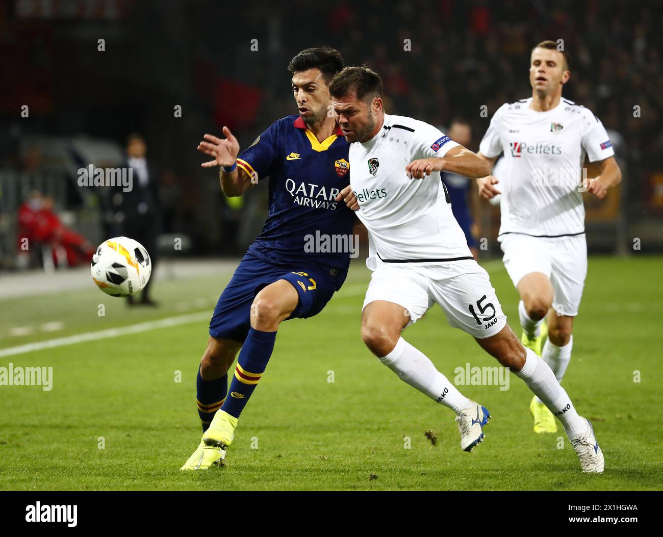 Partita del gruppo J della UEFA Europa League tra Wolfsberger AC V AS Roma alla Merkur Arena il 3 ottobre 2019 a Graz, Austria. IMMAGINE: (L-R) Javier Pastore (AS Roma), Nemanja Rnic (WAC) e Lukas Schmitz (WAC) - 20191003 PD8304 - Rechteinfo: Rights Managed (RM) Foto Stock