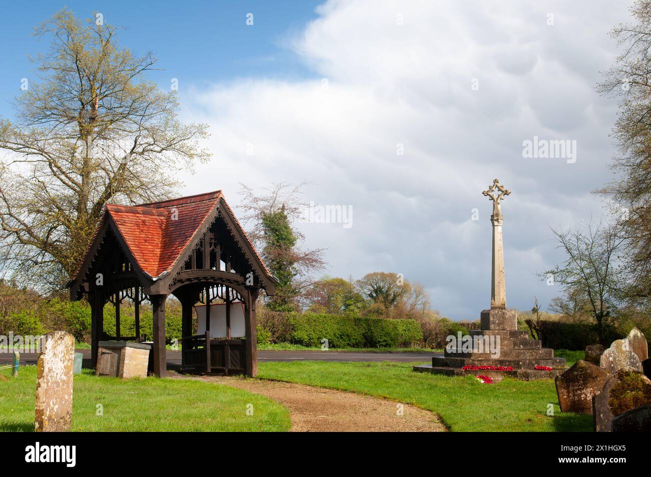 La lichgate e il memoriale di guerra, Santa Trinity Church, Hatton, Warwickshire, Inghilterra, REGNO UNITO Foto Stock