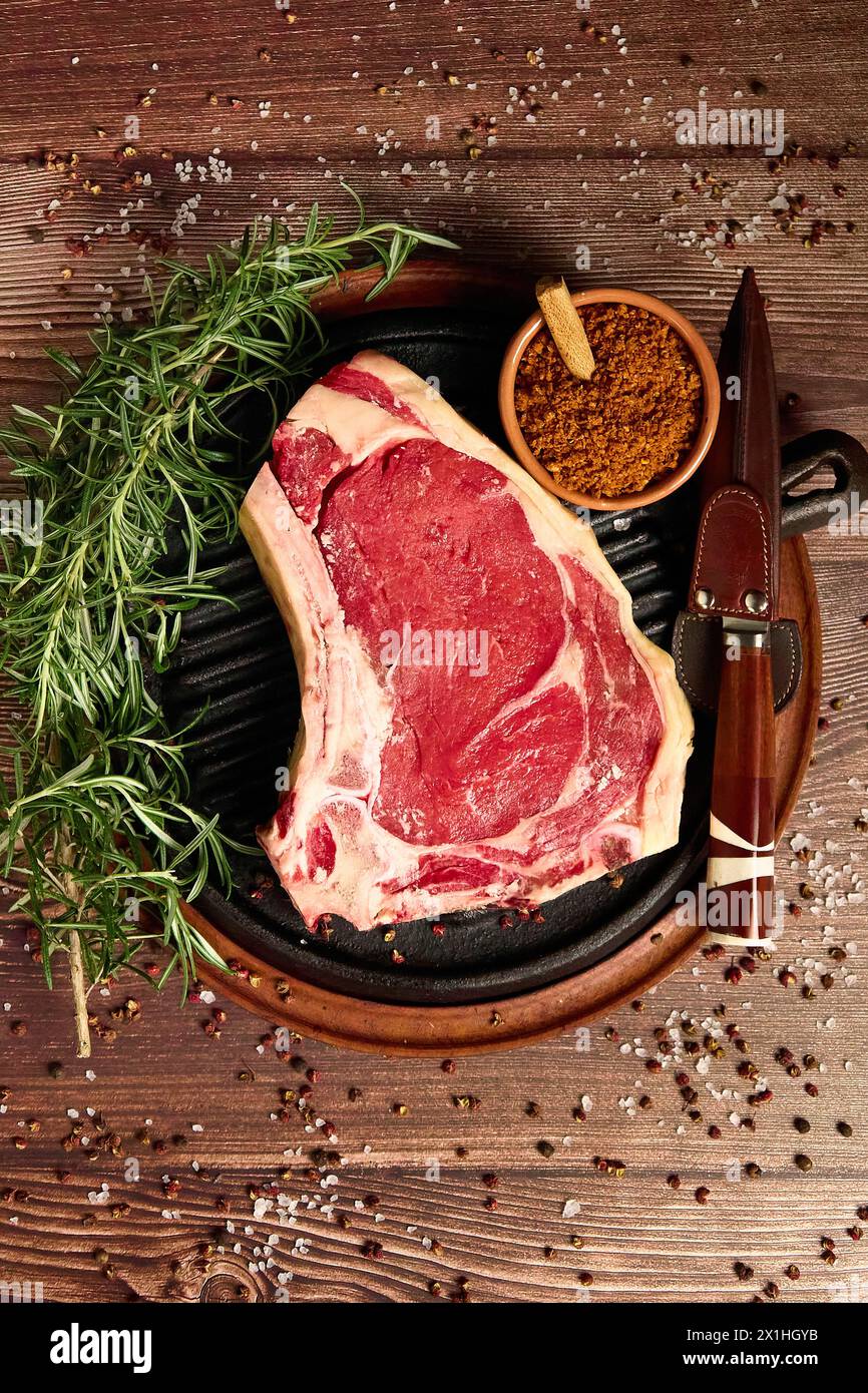 Tagli di carne di prima qualità su un tavolo di legno su sfondo nero scuro Foto Stock