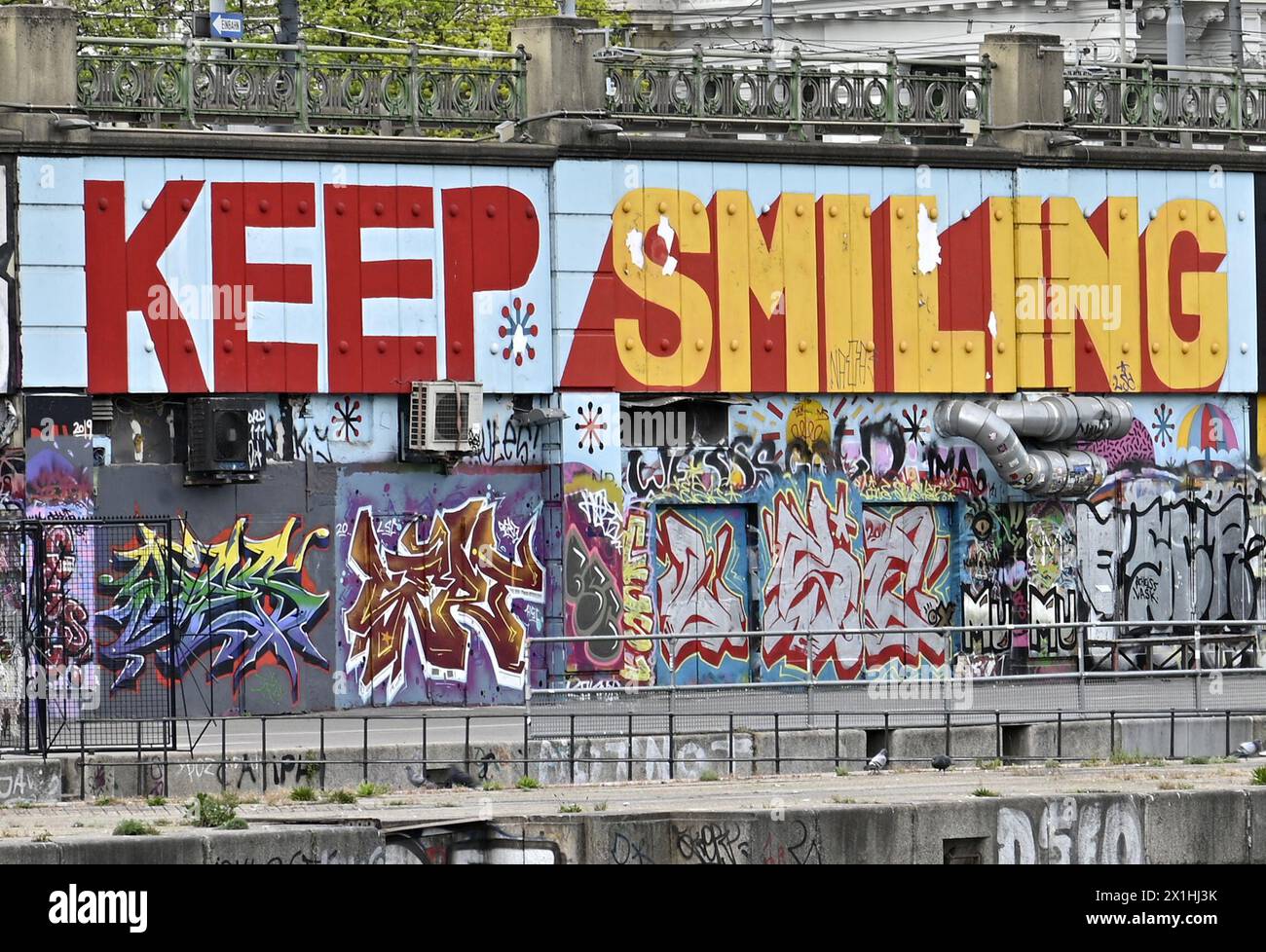 VIENNA - AUSTRIA: ++ IMMAGINE TEMATICA ++ Graffiti sul Canale del Danubio relativi alla crisi della Corona registrati lunedì 13 aprile 2020 a Vienna. - 20200413 PD1073 - Rechteinfo: Diritti gestiti (RM) Foto Stock