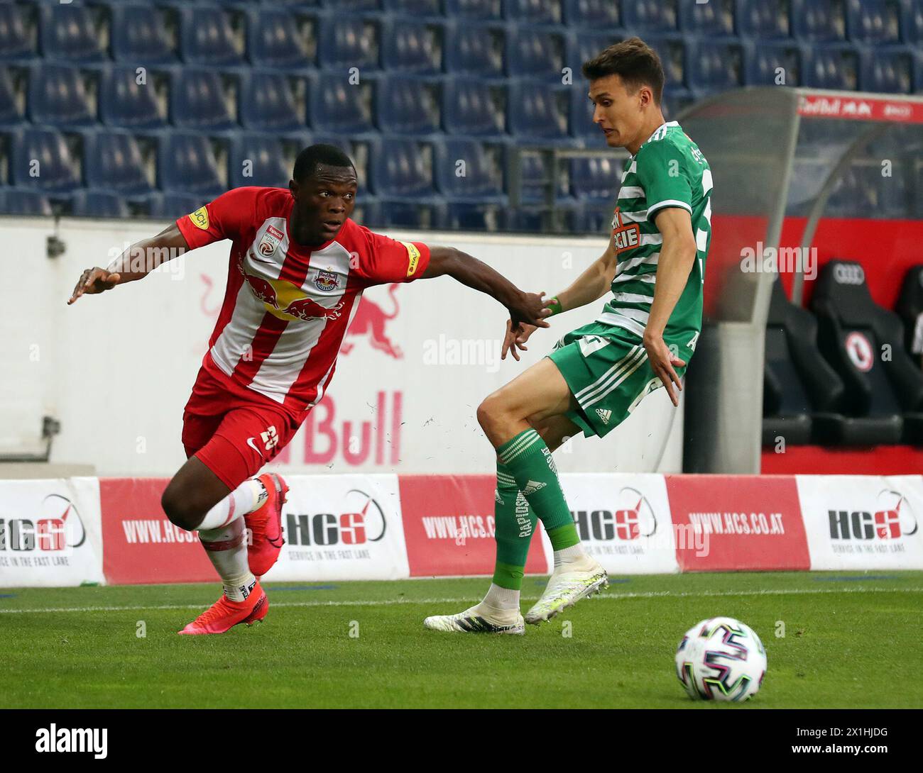 Patson Daka (FC Red Bull Salzburg/l) contro Dejan Ljubicic (SK Rapid Wien/r) durante il tipico match di Bundeliga tra Red Bull Salzburg e SK Rapid Wien a Salisburgo, Austria, il 3 giugno 2020. - 20200603 PD7664 - Rechteinfo: Rights Managed (RM) Foto Stock