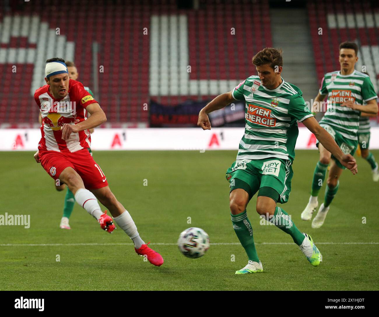 Zlatko Junuzovic (FC Red Bull Salzburg/l) contro Maximilian Hofmann (SK Rapid Wien/r) durante il tipico match Bundeliga tra Red Bull Salzburg e SK Rapid Wien a Salisburgo, Austria, il 3 giugno 2020. - 20200603 PD7341 - Rechteinfo: Rights Managed (RM) Foto Stock