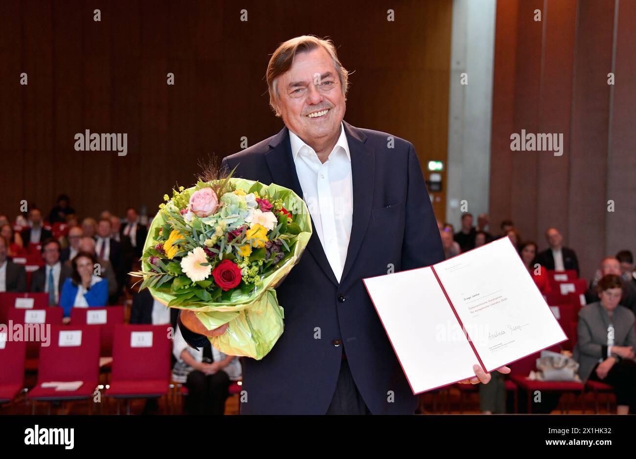 L'autore sloveno Drago Jancar (C) posa dopo aver ricevuto il "Premio di Stato austriaco per la letteratura europea" il 3 agosto 2020 a Salisburgo. - 20200803 PD1620 - Rechteinfo: Diritti gestiti (RM) Foto Stock