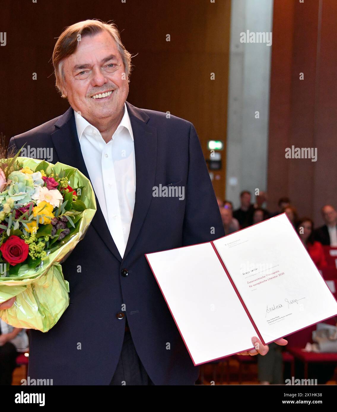 L'autore sloveno Drago Jancar (C) posa dopo aver ricevuto il "Premio di Stato austriaco per la letteratura europea" il 3 agosto 2020 a Salisburgo. - 20200803 PD1627 - Rechteinfo: Diritti gestiti (RM) Foto Stock