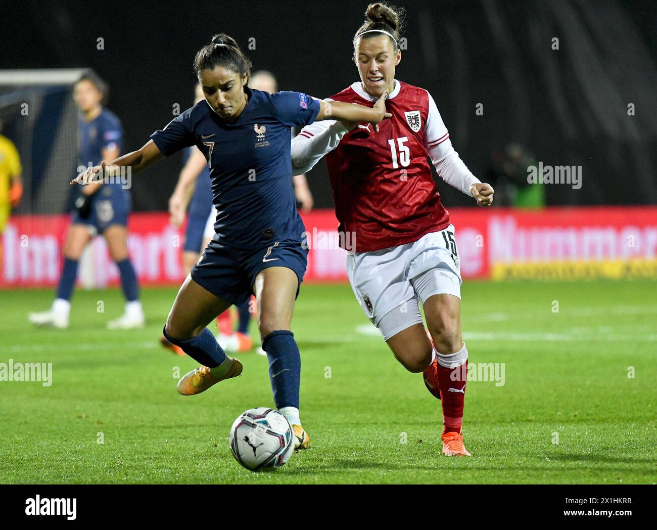 Nicole Billa (R/AUT) contro Sakina Karchaoui (fra) durante la partita di calcio femminile UEFA Euro 2021 del gruppo G Austria contro Francia a Wiener Neustadt, Austria, il 27 ottobre 2020. - 20201027 PD9243 - Rechteinfo: Diritti gestiti (RM) Foto Stock