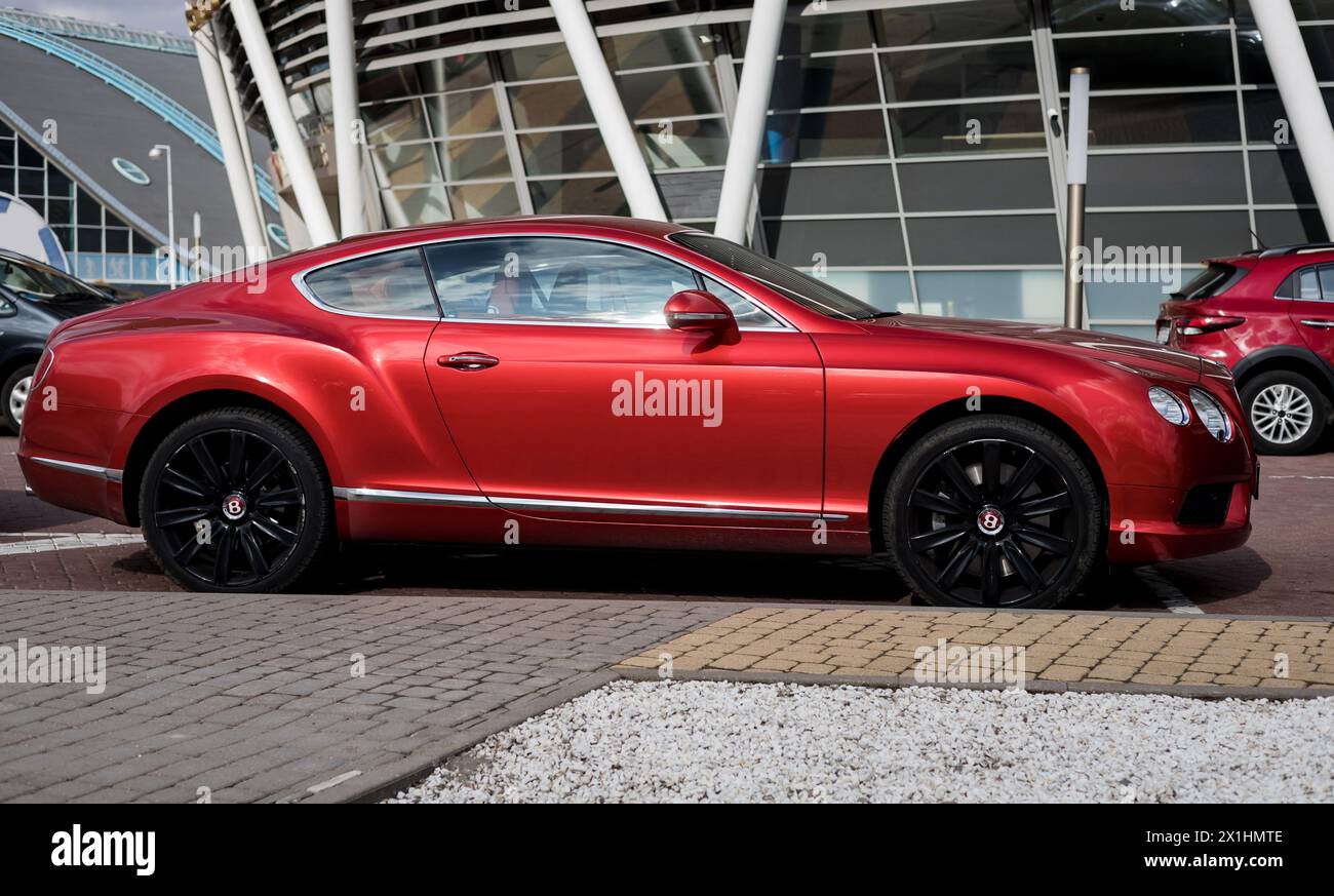 Minsk, Bielorussia, 17 aprile 2024 - l'auto britannica di lusso Bentley Continental GT è parcheggiata in città Foto Stock