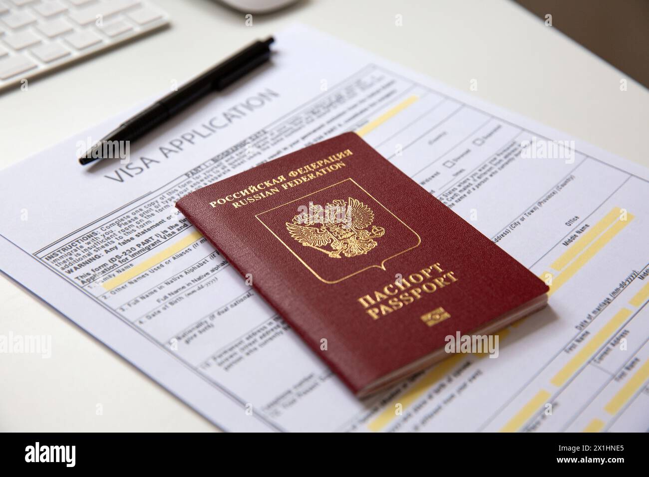 Primo piano di un documento di domanda di visto con un passaporto russo Foto Stock