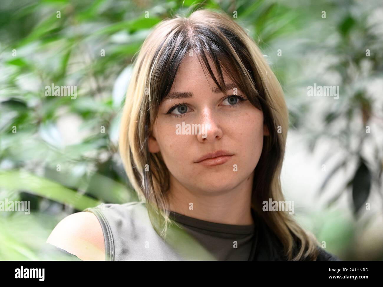 La cantautrice austriaca Sophia Blenda (Sophie Löw) durante un'intervista con Austria Presse Agentur - APA il 7 giugno 2022, a Vienna, Austria. Sophia Blenda è l'alter ego di Sophie Löw, la cantante/cantautrice di 26 anni, la cui voce distintiva e i suoi testi notevoli l'hanno finora resa meglio conosciuta come la cantante della band indie rock viennese Culk. - 20220707 PD20200 - Rechteinfo: Diritti gestiti (RM) Foto Stock