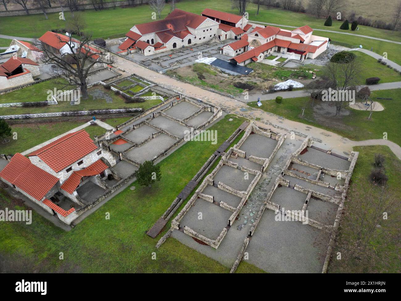 Vista aerea di Carnuntum a Petronell-Carnuntum, Austria, nella foto del 15 gennaio 2023. Carnuntum è una fortezza legionaria romana e quartier generale della flotta pannonica dal 50 d.C. I suoi impressionanti resti si trovano sul Danubio, nella bassa Austria, a metà strada tra Vienna e Bratislava, nel Parco Archeologico di Carnuntum, che si estende su un'area di 10 km2 vicino agli attuali villaggi di Petronell-Carnuntum e Bad Deutsch-Altenburg. - 20230115 PD14674 - Rechteinfo: Rights Managed (RM) Foto Stock