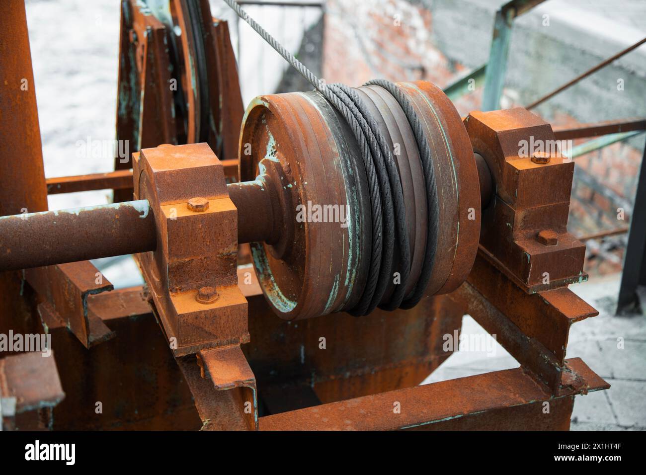 vecchio meccanismo meccanico di ingranaggi metallici sulla diga Foto Stock