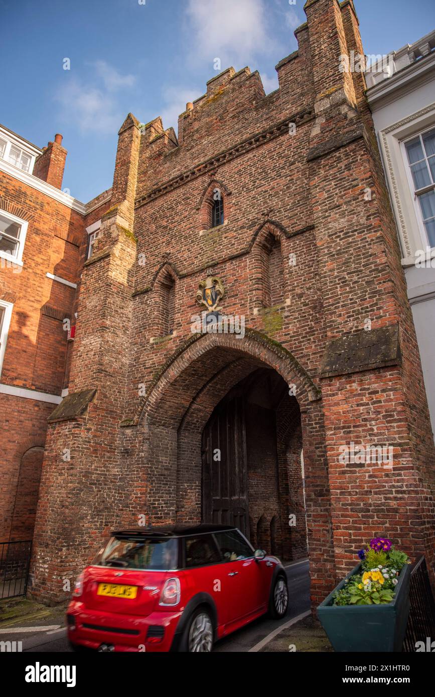 North Bar, l'unico cancello rimasto nella città medievale di Beverley, East Yorkshire, Regno Unito Foto Stock