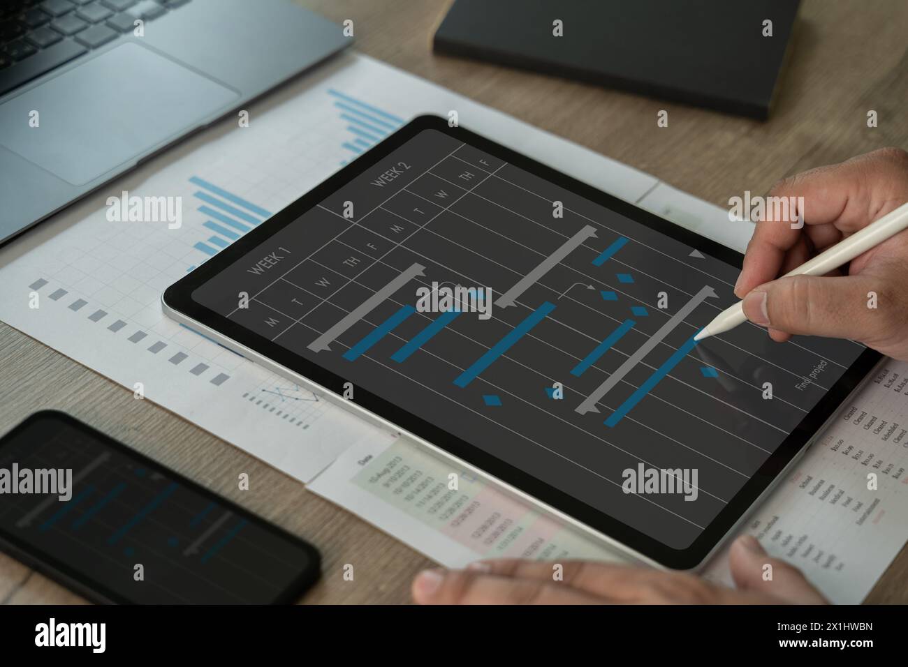 Persone aziendali che analizzano LA GESTIONE DEI PROGETTI aggiornando il grafico Gantt Foto Stock