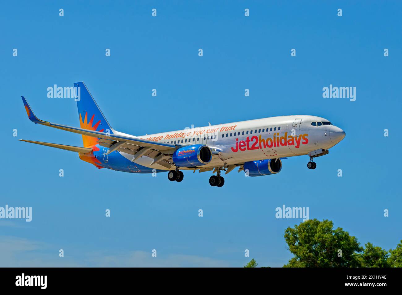 Jet2 Festività Boeing 737-8mg aereo in avvicinamento finale. Foto Stock