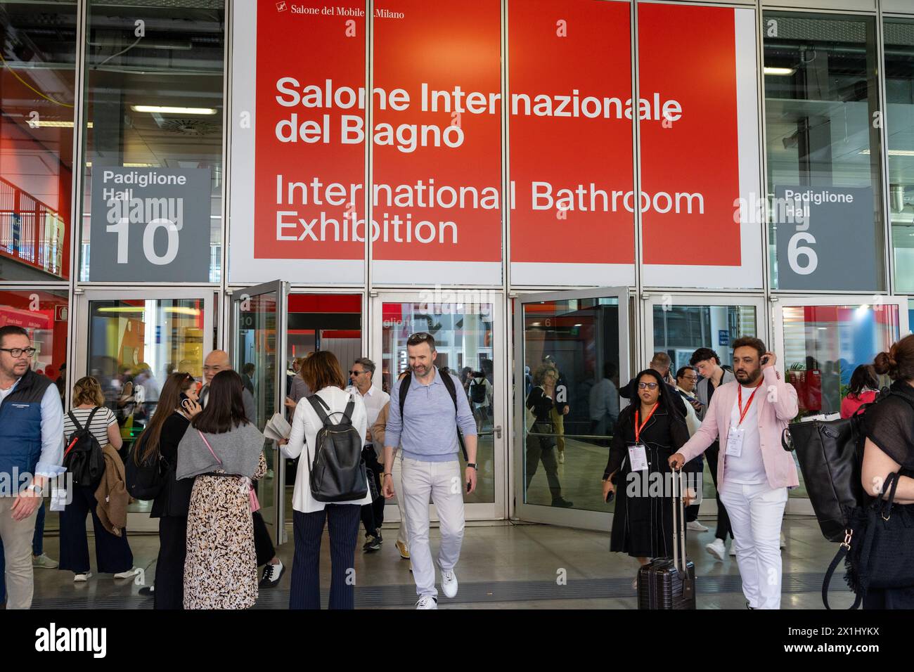 Milano, Italia - 16 aprile 2024 - Salone del Mobile Milano design WEEK Rho Fiera - ingresso principale della mostra internazionale del bagno Credit: Kines Milano/Alamy Live News Foto Stock