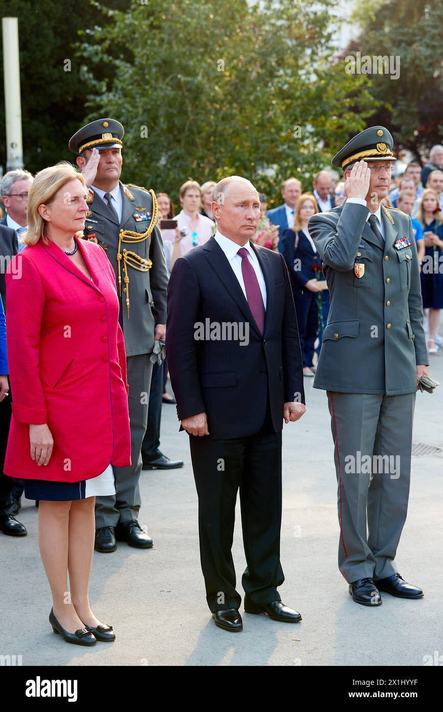 Il presidente russo Vladimir Putin prende parte a una corona che posa la cermonia al memoriale sovietico della seconda guerra mondiale a Vienna, Austria, il 5 giugno 2018. Il Presidente Putin è in visita di Stato di un giorno in Austria. Nella foto: Il presidente russo Vladimir Putin (R) e il ministro degli Esteri austriaco Karin Kneissl. - 20180605 PD10738 - Rechteinfo: Diritti gestiti (RM) Foto Stock