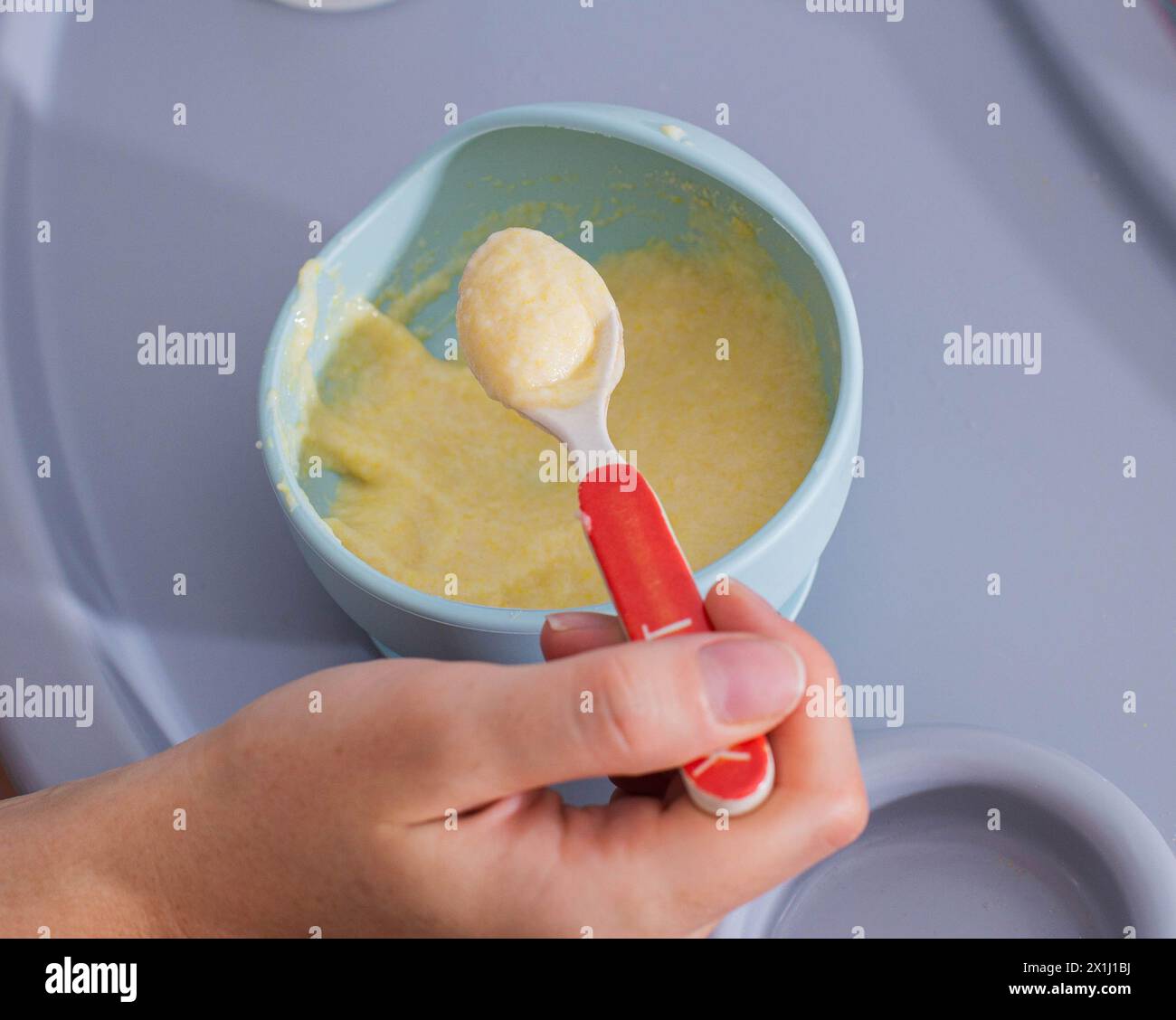 Porridge di miglio per bambini in un piatto per bambini, primo piano. Porridge di zucca senza latticini per i bambini. Foto Stock