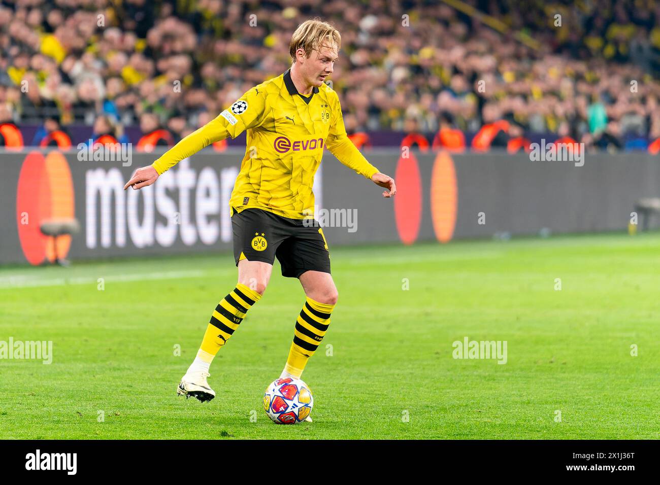 Dortmund, Germania. 16 aprile 2024. DORTMUND, GERMANIA - 16 APRILE: Julian Brandt del Borussia Dortmund durante la seconda tappa dei quarti di finale - partita di UEFA Champions League 2023/24 tra il Borussia Dortmund e l'Atletico Madrid al Signal Iduna Park il 16 aprile 2024 a Dortmund, Germania. (Foto di Joris Verwijst/Agenzia BSR) credito: Agenzia BSR/Alamy Live News Foto Stock